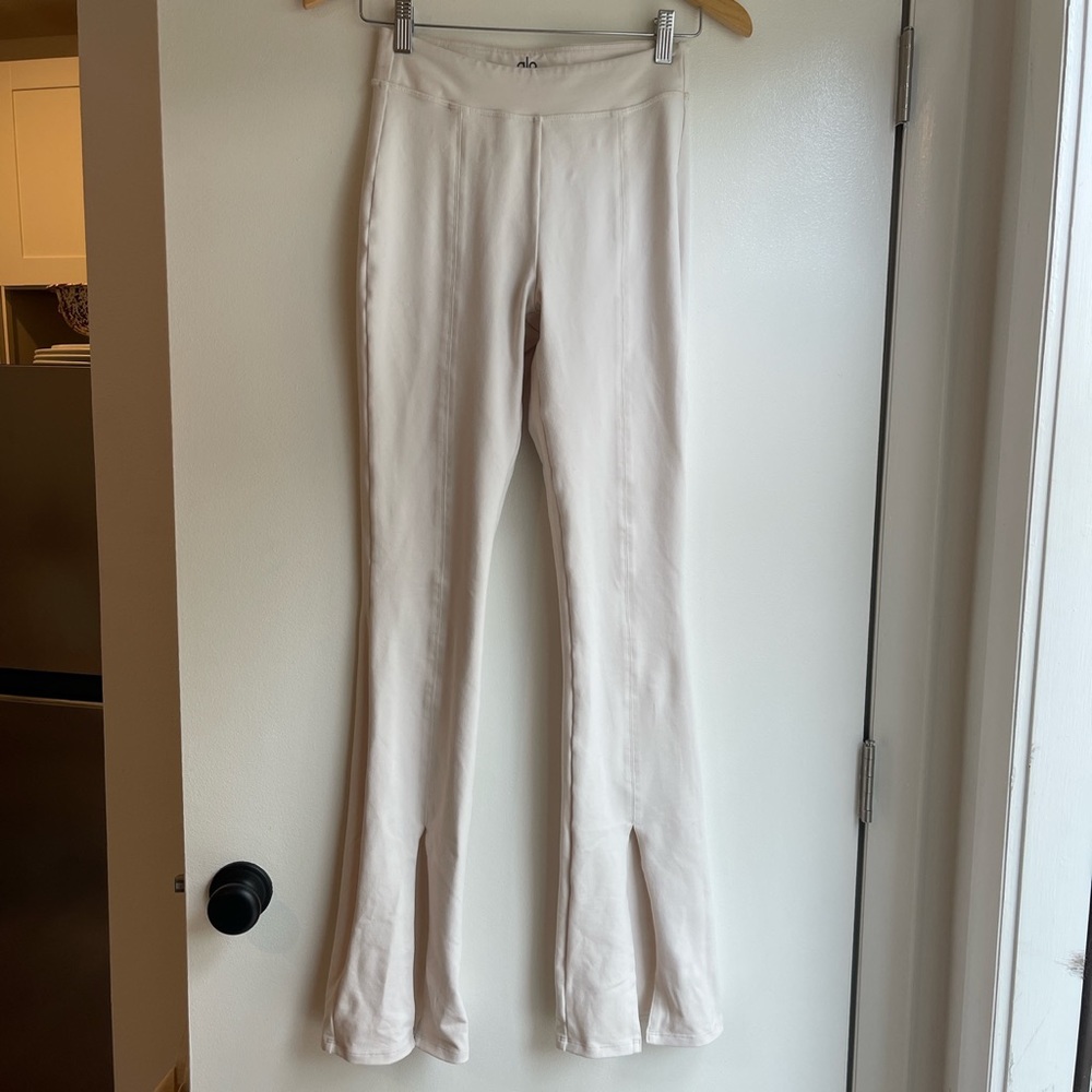 Alo Yoga High Waist Flutter Legging in Ivory - small